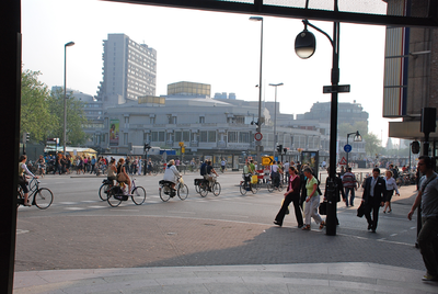 804633 Gezicht op het Vredenburg te Utrecht, uit het noorden, vanaf de hoek met de Lange Viestraat en de St. ...